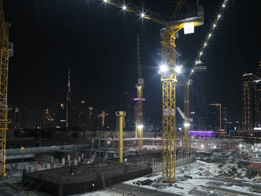 Grues de chantier de nuit à Caen la Mer