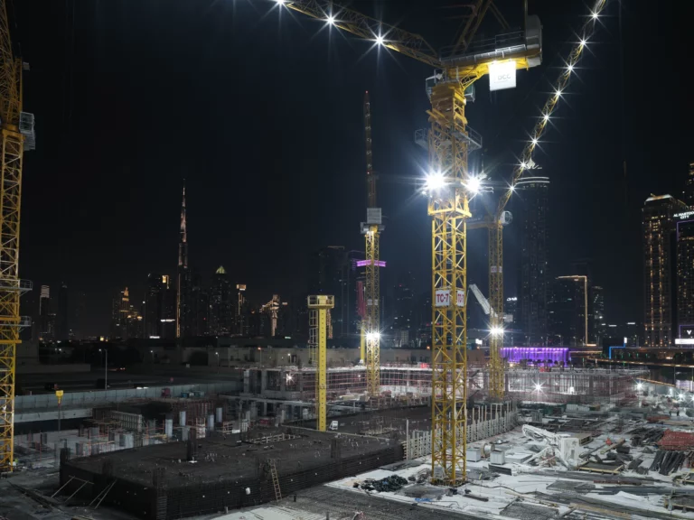Grues de chantier de nuit à Caen la Mer