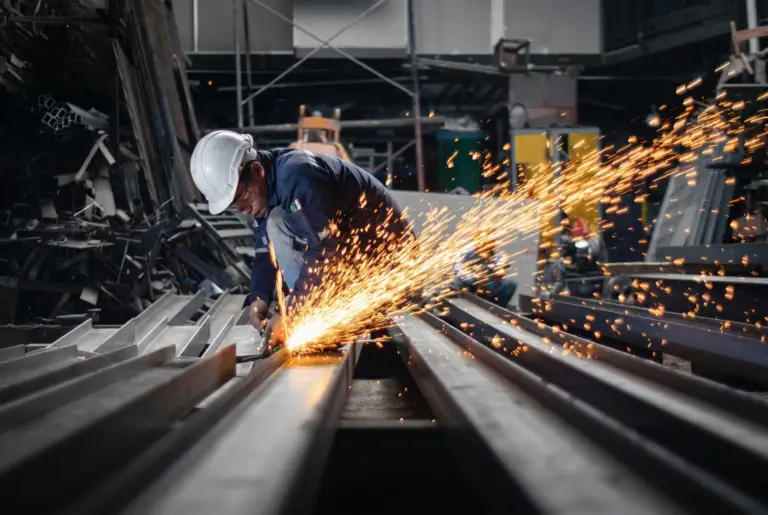 Meulage d’acier sur un chantier en Normandie