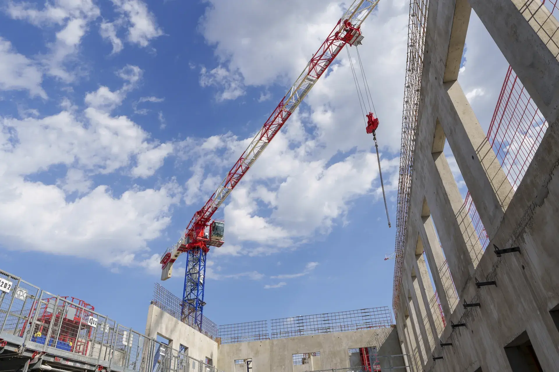 Grue en contre-plongée sous ciel bleu au chantier du CHU de Caen