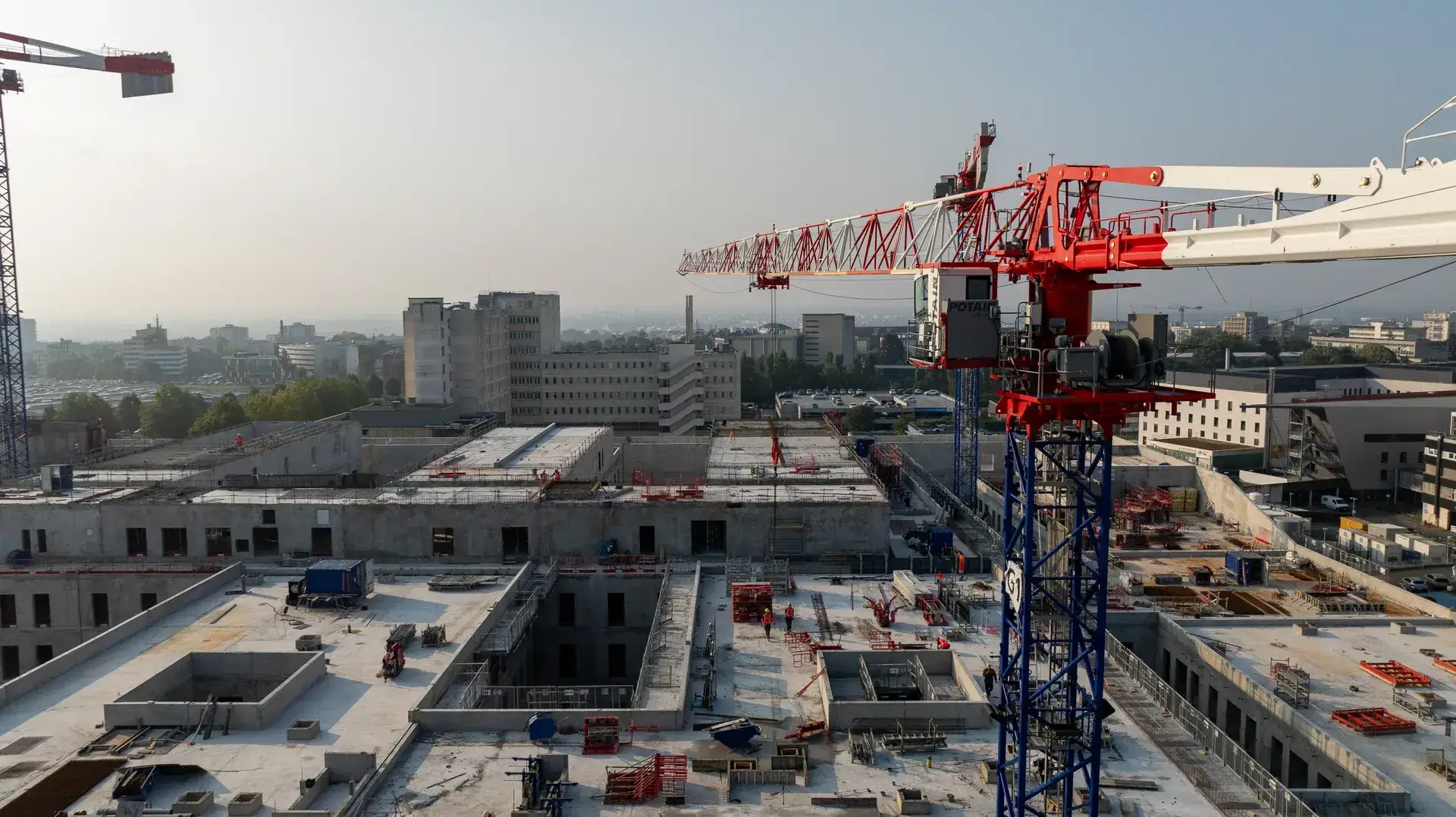 Vue aérienne des grues du chantier du CHU de Caen