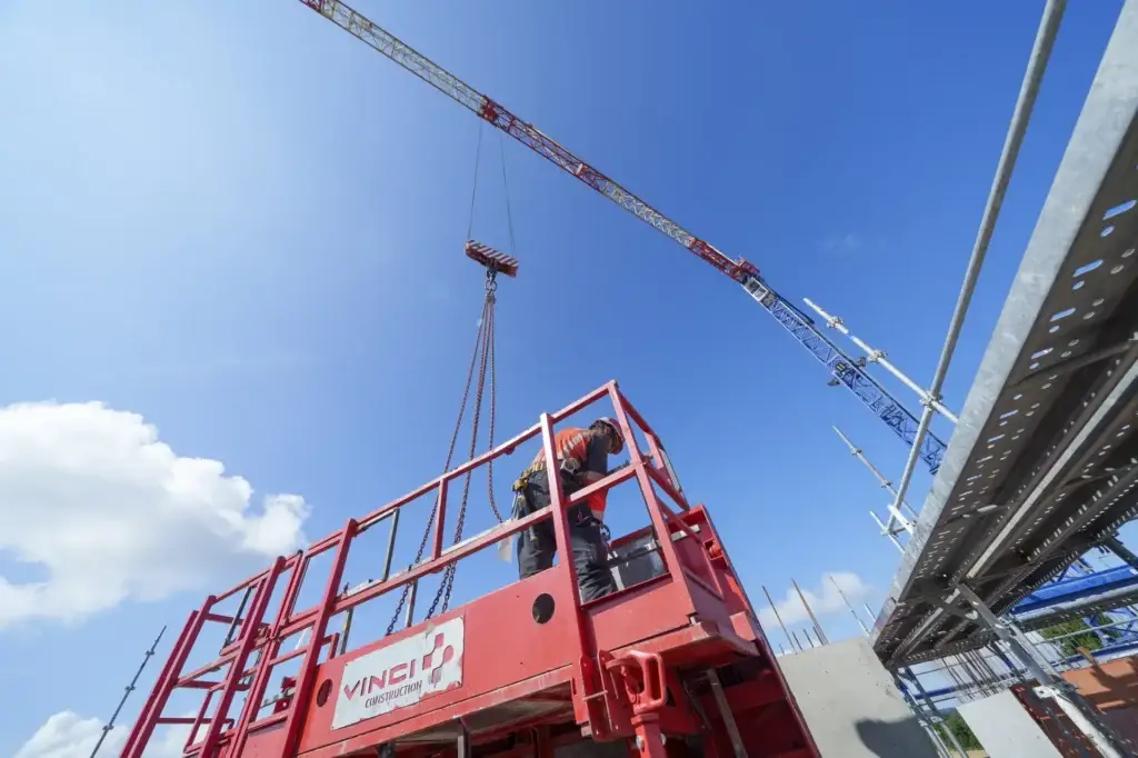 Chantier des Jardins Agora à Cherbourg, nacelle et grue sous ciel bleu