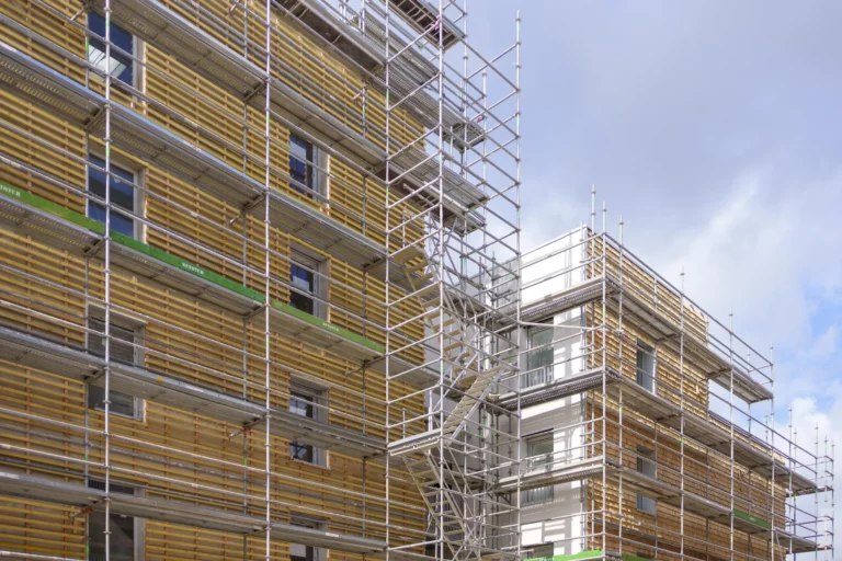 Chantier de réhabilitation à Caen, façade avec échafaudage bois