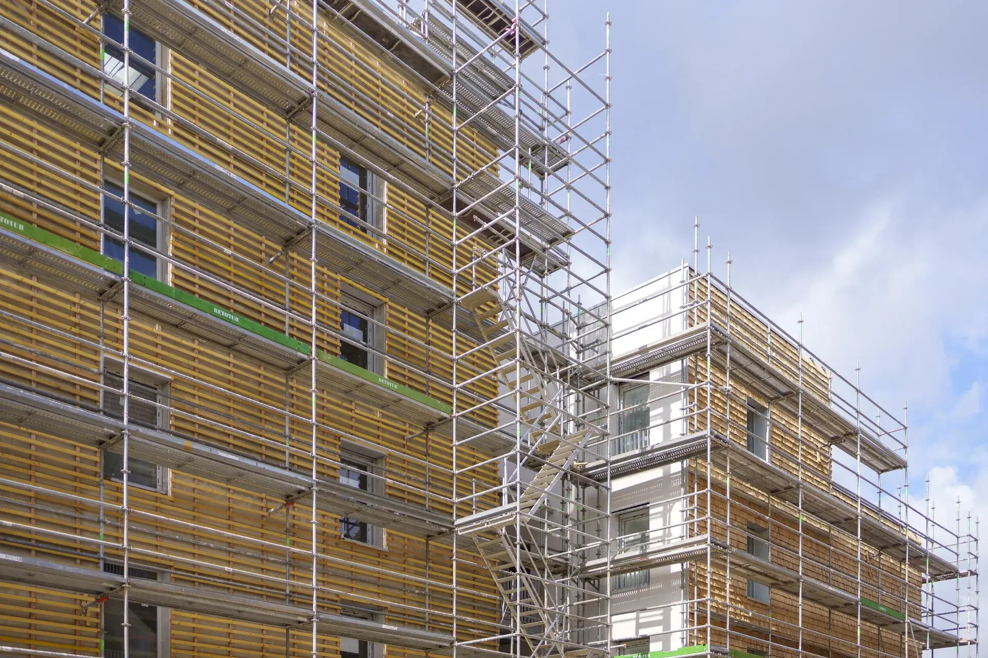 Chantier de réhabilitation à Caen, façade avec échafaudage bois
