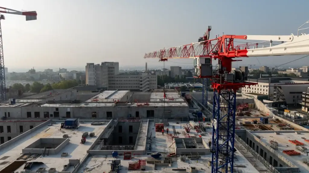 Vue aérienne d’un chantier avec grue dans le Calvados